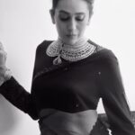 Karisma Kapoor Instagram - Behind the scenes 📸 @reliancejewels 💛✨