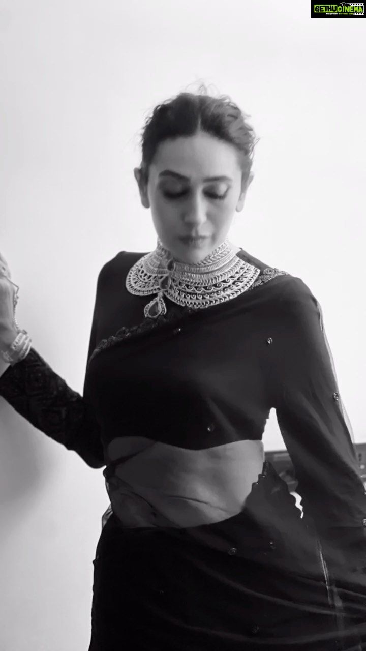 Karisma Kapoor Instagram - Behind the scenes 📸 @reliancejewels 💛✨