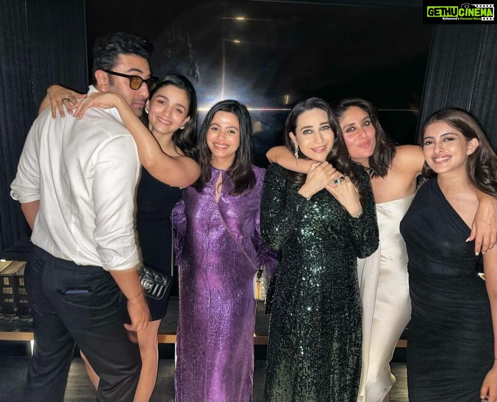Karisma Kapoor Instagram - Making memories with our friends and family 💜🪩✨ #famjam #foreverfriends