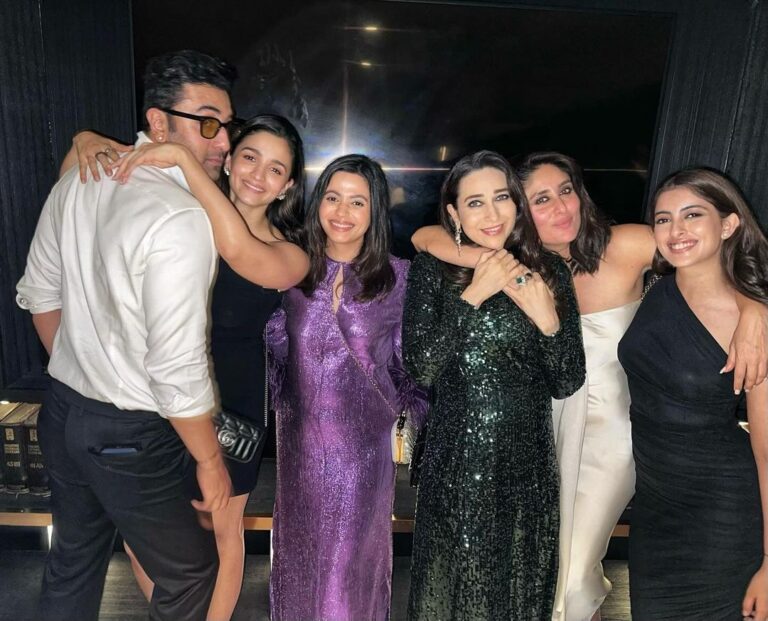 Karisma Kapoor Instagram - Making memories with our friends and family 💜🪩✨ #famjam #foreverfriends