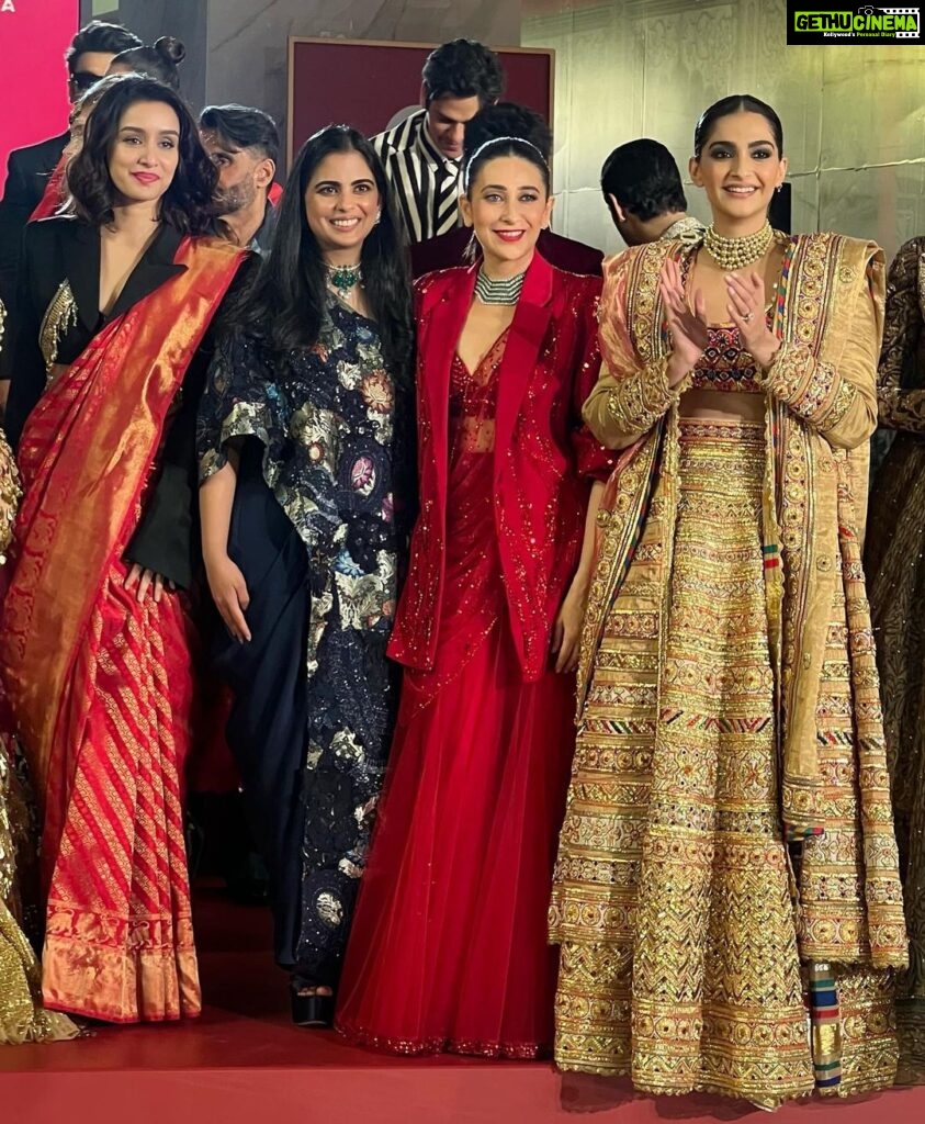 Karisma Kapoor Instagram - What a spectacular night 🌟 such a pleasure to walk for the opening of @jioworldplaza for my dear friend @manishmalhotra05 Congratulations @_iiishmagish on such an amazing place and fantastic show ❤️ #NewOrderOfStyle #MumbaiAtThePlaza #JioWorldPlaza