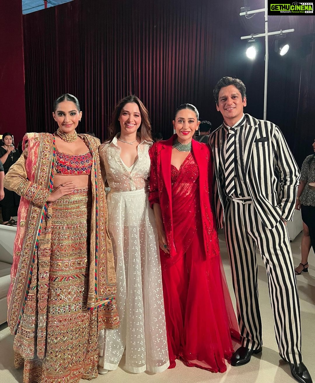 Karisma Kapoor Instagram - What a spectacular night 🌟 such a pleasure to walk for the opening of @jioworldplaza for my dear friend @manishmalhotra05 Congratulations @_iiishmagish on such an amazing place and fantastic show ❤️ #NewOrderOfStyle #MumbaiAtThePlaza #JioWorldPlaza