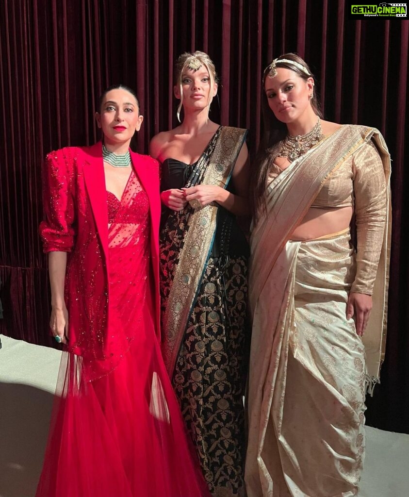 Karisma Kapoor Instagram - What a spectacular night 🌟 such a pleasure to walk for the opening of @jioworldplaza for my dear friend @manishmalhotra05 Congratulations @_iiishmagish on such an amazing place and fantastic show ❤️ #NewOrderOfStyle #MumbaiAtThePlaza #JioWorldPlaza