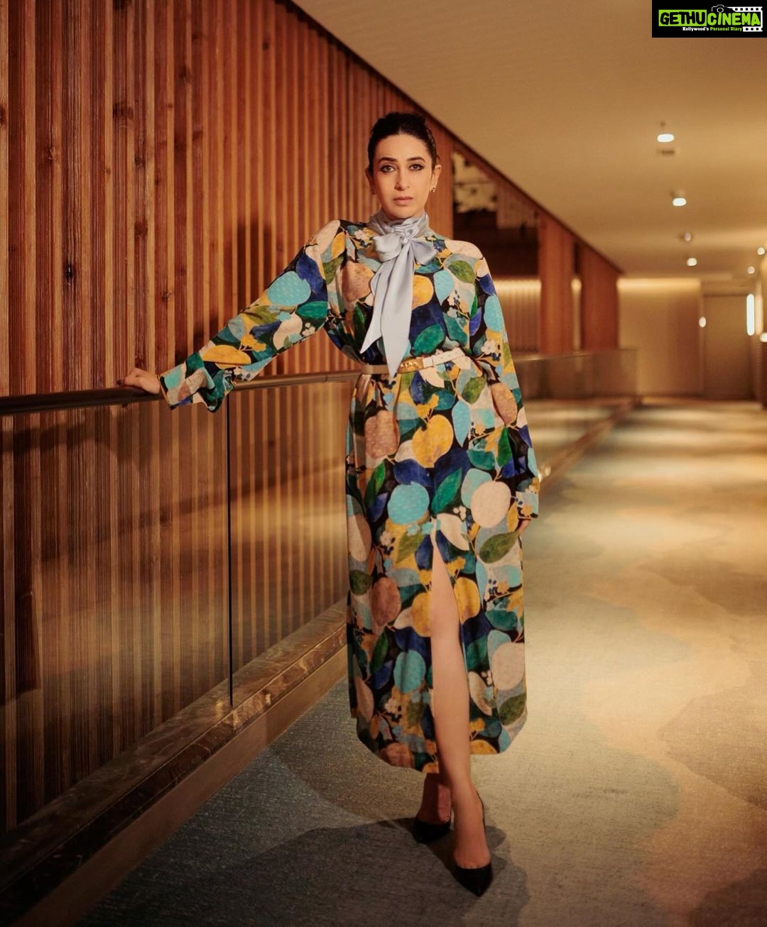 Karisma Kapoor Instagram - In @sabyasachiofficial for @makemytrip India’s Favourite Homestays Awards 🏠