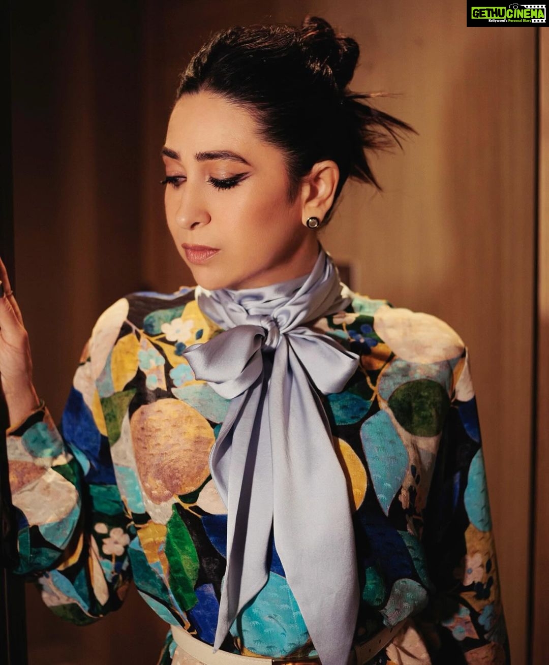 Karisma Kapoor Instagram - In @sabyasachiofficial for @makemytrip India’s Favourite Homestays Awards 🏠