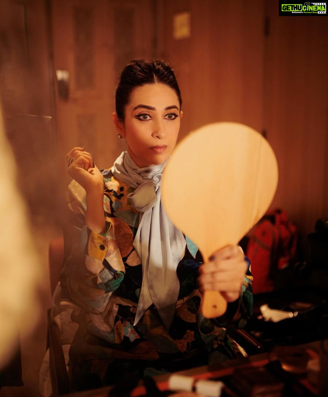 Karisma Kapoor Instagram - In @sabyasachiofficial for @makemytrip India’s Favourite Homestays Awards 🏠