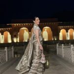 Karisma Kapoor Instagram - Smile,Sparkle,Shine 💎🤎💎✨ In - @manishmalhotra05 @manishmalhotraworld @manishmalhotrajewellery #eventdiaries @jkcementindia @jkmaxxpaints #festiveseason