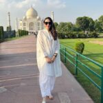 Karisma Kapoor Instagram - Timeless Beauty.. the Taj Mahal 🤍 Still as mesmerising as ever.. #incredibleindia🇮🇳 Agra