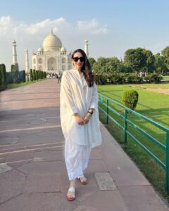 Karisma Kapoor Instagram - Timeless Beauty.. the Taj Mahal 🤍
Still as mesmerising as ever.. 
 
#incredibleindia🇮🇳