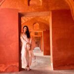 Karisma Kapoor Instagram - Timeless Beauty.. the Taj Mahal 🤍 Still as mesmerising as ever.. #incredibleindia🇮🇳 Agra