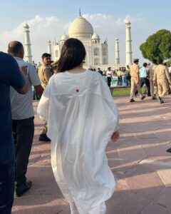 Karisma Kapoor Instagram - Timeless Beauty.. the Taj Mahal 🤍
Still as mesmerising as ever.. 
 
#incredibleindia🇮🇳