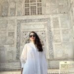 Karisma Kapoor Instagram - Timeless Beauty.. the Taj Mahal 🤍 Still as mesmerising as ever.. #incredibleindia🇮🇳 Agra