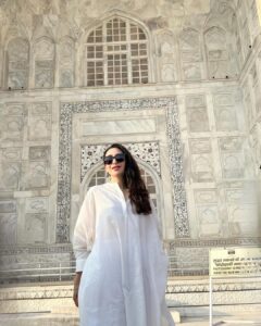Karisma Kapoor Instagram - Timeless Beauty.. the Taj Mahal 🤍
Still as mesmerising as ever.. 
 
#incredibleindia🇮🇳