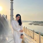Karisma Kapoor Instagram - Timeless Beauty.. the Taj Mahal 🤍 Still as mesmerising as ever.. #incredibleindia🇮🇳 Agra