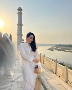 Karisma Kapoor Instagram - Timeless Beauty.. the Taj Mahal 🤍
Still as mesmerising as ever.. 
 
#incredibleindia🇮🇳