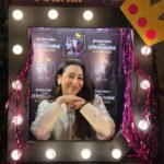 Karisma Kapoor Instagram - Prithvi Festival Opening Night 🎭🩷✨ Have you visited yet ? #prithvitheatre #loveofthearts #family Family pic credit - @bombaytimes