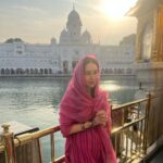 Karisma Kapoor Instagram – Positive energy 🙏🏼💫✨ and Delicious food 
A wonderful day spent in Amritsar 🩷