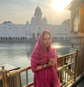 Karisma Kapoor Instagram - Positive energy 🙏🏼💫✨ and Delicious food 
A wonderful day spent in Amritsar 🩷