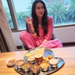 Karisma Kapoor Instagram – Positive energy 🙏🏼💫✨ and Delicious food 
A wonderful day spent in Amritsar 🩷
