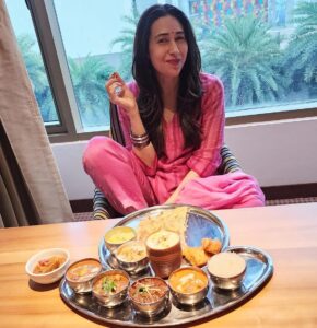 Karisma Kapoor Instagram - Positive energy 🙏🏼💫✨ and Delicious food 
A wonderful day spent in Amritsar 🩷
