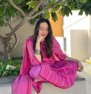 Karisma Kapoor Instagram - Positive energy 🙏🏼💫✨ and Delicious food 
A wonderful day spent in Amritsar 🩷