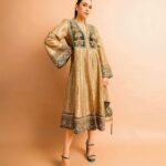 Karisma Kapoor Instagram – Glitz and Gold 🌟