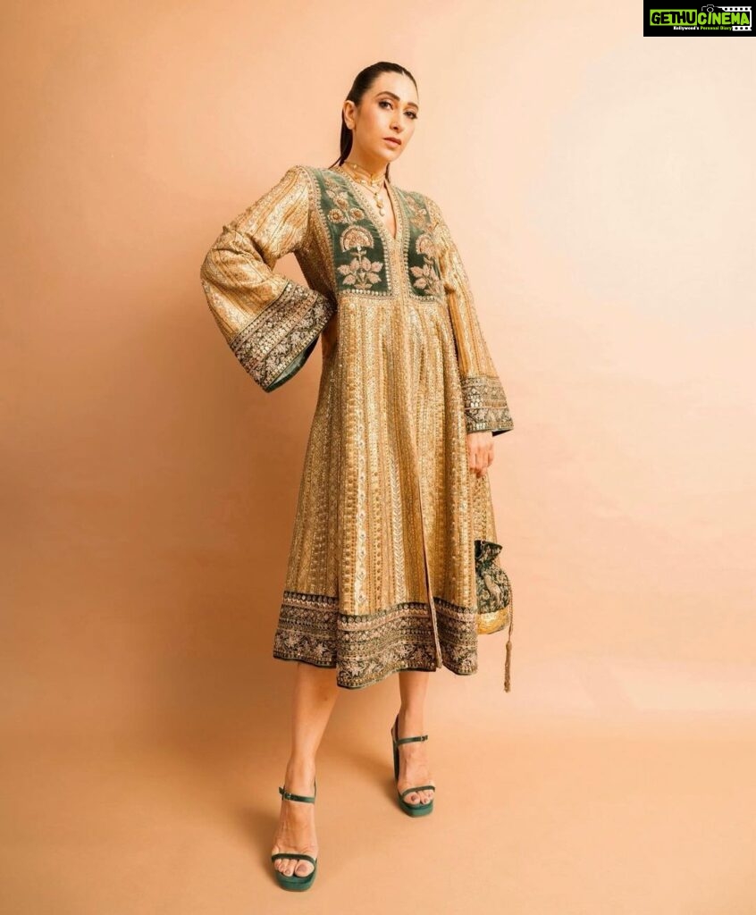 Karisma Kapoor Instagram - Glitz and Gold 🌟