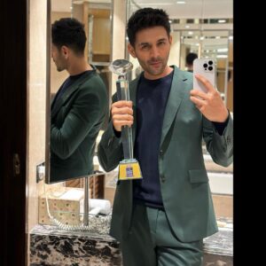 Kartik Aaryan Instagram - Best Actor - Freddy 🖤
A Character that challenged me mentally and physically ( Gained around 15 kgs jisko ghataane mein ab Band baj rahi hai 😭 ) 
Acknowledgements like these validate the twisted choices I make sometimes! Thank you HT and the fans for honouring the underdog called Freddy!
Plus i would like to share this award with My Hardy 🐢😘
@htcity @disneyplushotstar @ottplayapp