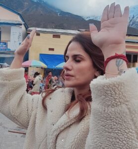 Kashish Singh Instagram - What started as a small step one year ago, is now round 2 of my Sankalp! Char dham Char baar char saal📿 @kedarnath_swarg @uttarakhand_tourismofficial @secret_temples #kedarnath #kedarnathtemple #chardhamyatra2023 #thanksgodforcallingme #blessed #blessedbeyoudmeasures #bellavitakashish #photocredit @vinnilm sir 🤝 🕉️📿🙏🏻