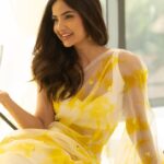 Kashmira Pardesi Instagram - It’s time… to go home within, to light up your world, to bring warmth and smile a lot more✨💛 Shot by @kalyaam_2.0 x @ashwin_harke HMUA @mohinidharne Wearing @aynaa_in Jewellery styling: @jasjeet01_ Jewellery: @rianajewellery Managed by @wizardingmedia_