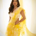Kashmira Pardesi Instagram - 💛 Shot by @kalyaam2.0 x @ashwin_harke HMUA @mohinidharne Jewellery styling by @jasjeet01_ jewellery by @rianajewellery Managed by @wizardingmedia_ Studio @ssfashionstudiobyshrreeya