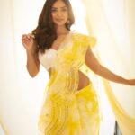 Kashmira Pardesi Instagram - 💛 Shot by @kalyaam2.0 x @ashwin_harke HMUA @mohinidharne Jewellery styling by @jasjeet01_ jewellery by @rianajewellery Managed by @wizardingmedia_ Studio @ssfashionstudiobyshrreeya