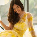 Kashmira Pardesi Instagram - It’s time… to go home within, to light up your world, to bring warmth and smile a lot more✨💛 Shot by @kalyaam_2.0 x @ashwin_harke HMUA @mohinidharne Wearing @aynaa_in Jewellery styling: @jasjeet01_ Jewellery: @rianajewellery Managed by @wizardingmedia_