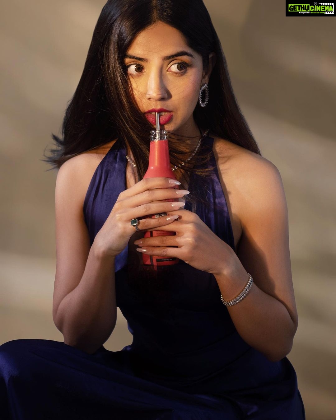 Kashmira Pardesi Instagram - A little late but I had to🥤 Shot by @kalyaam_2.0 x @ashwin_harke Hmua @mohinidharne Styled by @jasjeet01_ Jewellery by @shopriyaaofficial Co ordinate and Managed by @wizardingmedia_ Studio @ssfashionstudiobyshrreeya