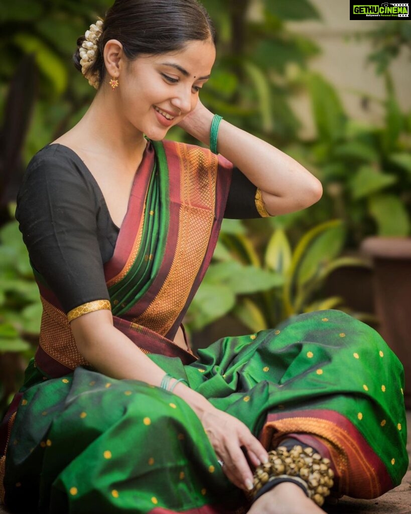 Kashmira Pardesi Instagram - Just some traditional smiles and sarees 🪷✨ Shot by @kalyaam_2.0