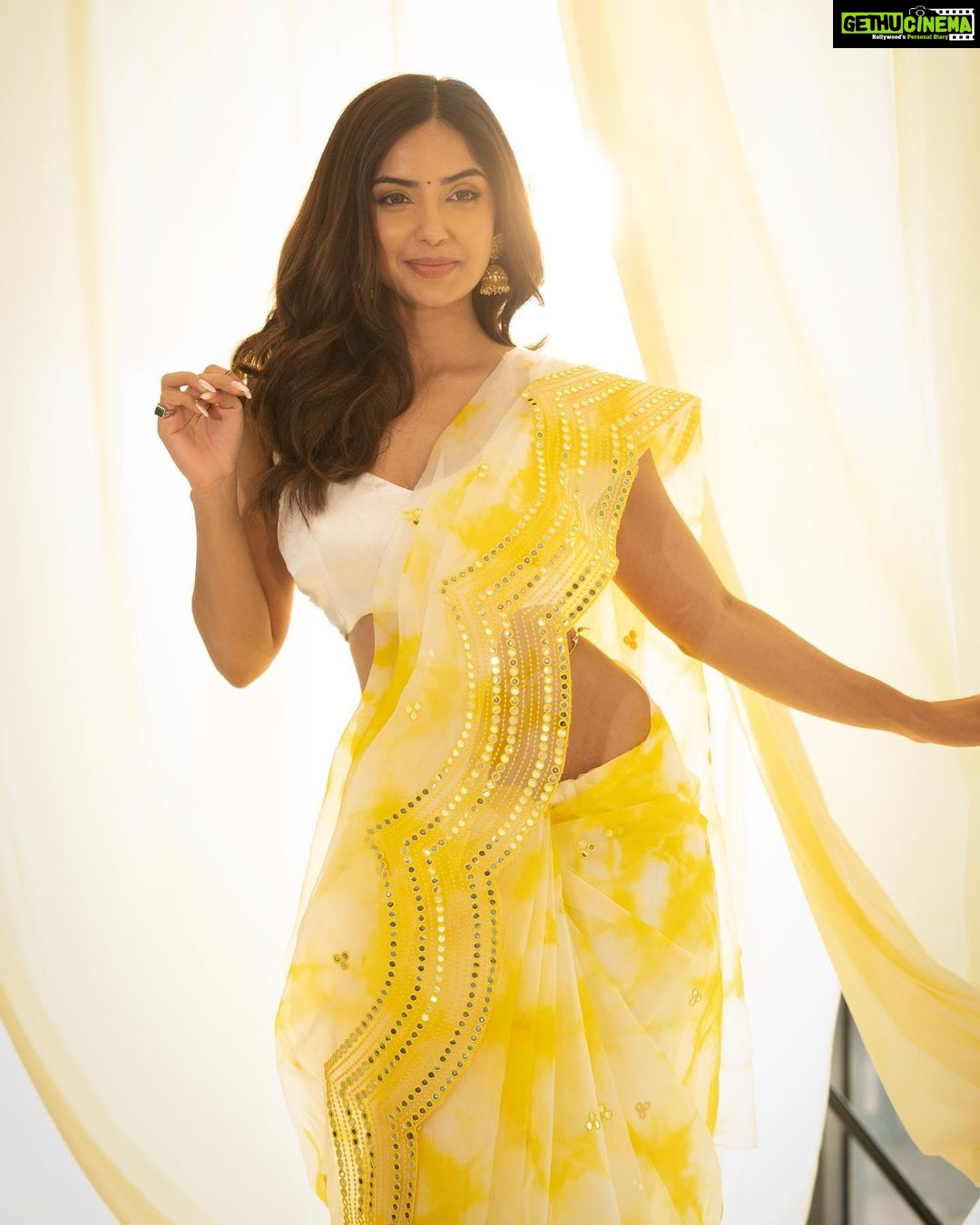 Kashmira Pardesi Instagram - 💛 Shot by @kalyaam2.0 x @ashwin_harke HMUA @mohinidharne Jewellery styling by @jasjeet01_ jewellery by @rianajewellery Managed by @wizardingmedia_ Studio @ssfashionstudiobyshrreeya
