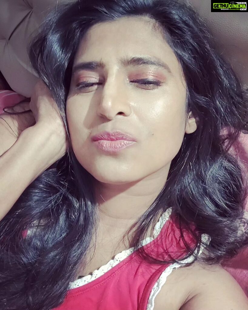 Kasthuri Shankar Instagram - Midnight madness.... Too tired to clean up, so taking selfies and procrastinating ☺️ #sundayspecial