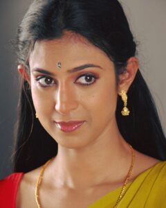 Kasthuri Shankar Instagram - still rocking that half saree.... Bigger pics on my facebook page !