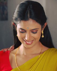 Kasthuri Shankar Instagram - still rocking that half saree.... Bigger pics on my facebook page !