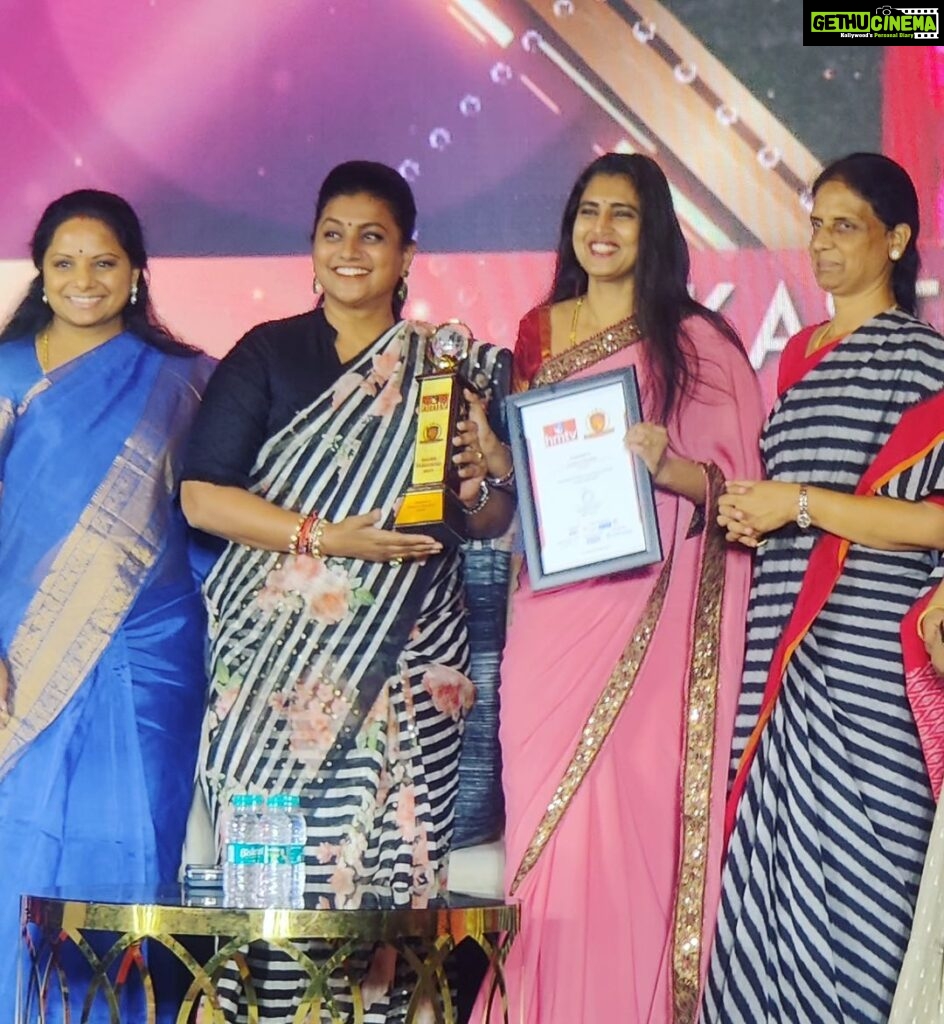Kasthuri Shankar Instagram - Honored to receive HMTV Naari puraskar celebrating prominent women achievers of Telangana and Andhra . Delighted to share stage with super women @kavitha_kalvakuntla MLC, AP minister @rojaselvamani , Telangana education minister @sabithaindrareddy and HMTV ceo Lakshmi Rao garu. @hmtvnews @hmtv #WomensDay #jaitelangana #telugudesam #andhrapradesh #gruhalkshmi #tulasi #teluguPride Hyderabad