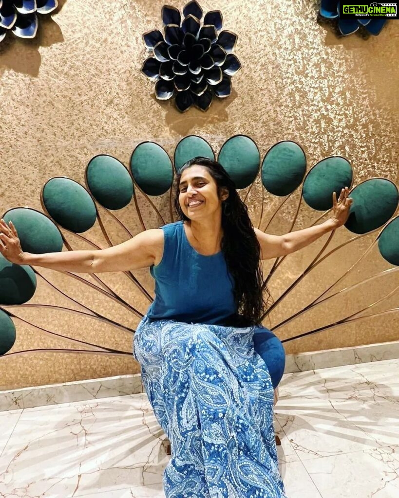 Kasthuri Shankar Instagram - why be blue when you can be blue and green and everything in between ! #mayilpola #ponnuonnu #mayiliragemayilirage #peacockthrone #saturdayvibes #nomakeup #simplesexycool #nakedface