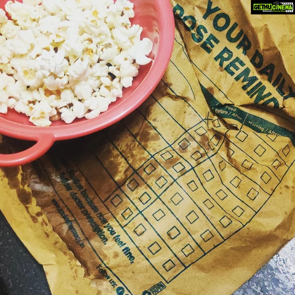 Kasthuri Shankar Instagram - OMG I made popcorn from scratch in a brown paper bag !!! It came out soooooo good !!! #HolidayFun #microwaveMischief #kitchenexperiments #homemadepopcorn🍿 #kasturicooks