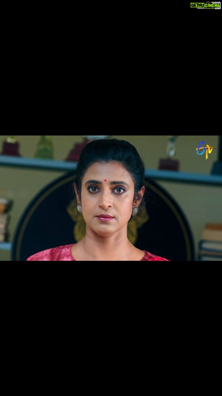 Kasthuri Shankar Instagram - Those who knew me as a student still haven't forgiven me for not pursuing civil services ... Well, here's a look into what could have been :)) I lived out one day as an IAS officer...honest and bold...so close to my real character Thank you for the great feedback! #district collector #actresskasthuri #iasofficer #etv #specialappearance