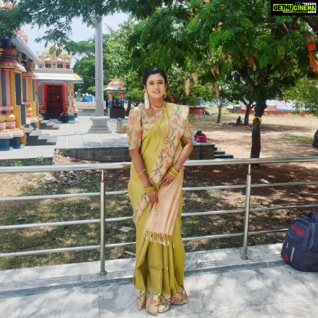 Kasthuri Shankar Instagram - Saturday is Temple day. Its always a good day when shoot is scheduled in a temple. #sareeswag #jaisiyaram #actresskasthuri #desibeauties #specialsaree #thankyou