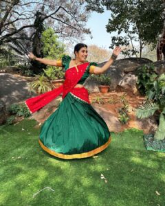 Kasthuri Shankar Instagram - Turning time back !!!

Thank you Mukesh Anna, shailaja , Ankita for this !!!

#guesswho #foreveryoung #fountainofyouth #ageisjustanumber #halfsareeswag