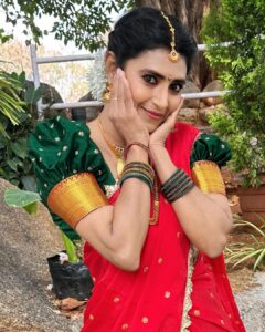 Kasthuri Shankar Instagram - Turning time back !!!

Thank you Mukesh Anna, shailaja , Ankita for this !!!

#guesswho #foreveryoung #fountainofyouth #ageisjustanumber #halfsareeswag