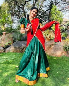 Kasthuri Shankar Instagram - Turning time back !!!

Thank you Mukesh Anna, shailaja , Ankita for this !!!

#guesswho #foreveryoung #fountainofyouth #ageisjustanumber #halfsareeswag