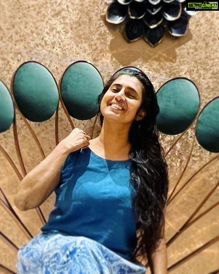 Kasthuri Shankar Instagram - why be blue when you can be blue and green and everything in between ! #mayilpola #ponnuonnu #mayiliragemayilirage #peacockthrone #saturdayvibes #nomakeup #simplesexycool #nakedface