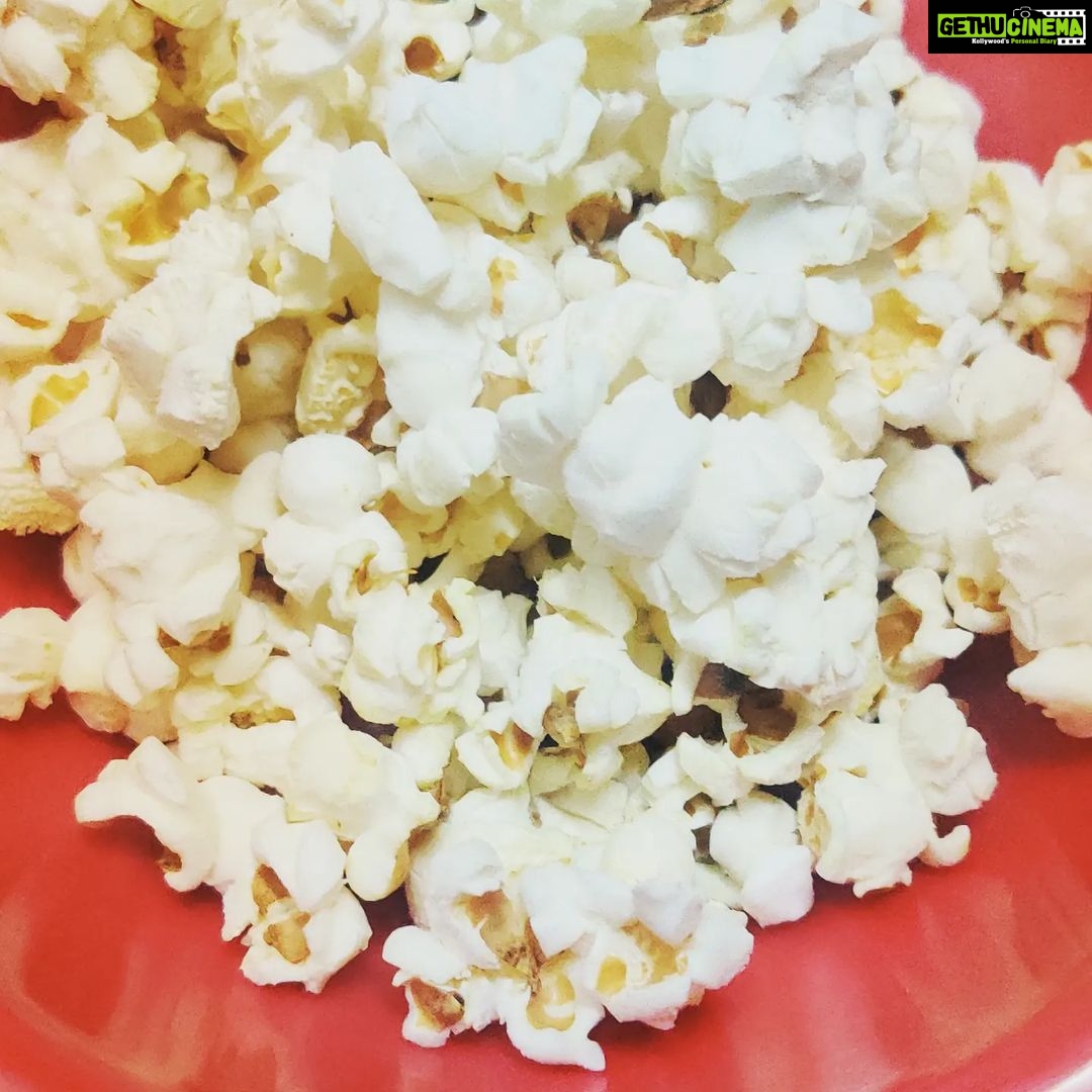 Kasthuri Shankar Instagram - OMG I made popcorn from scratch in a brown paper bag !!! It came out soooooo good !!! #HolidayFun #microwaveMischief #kitchenexperiments #homemadepopcorn🍿 #kasturicooks