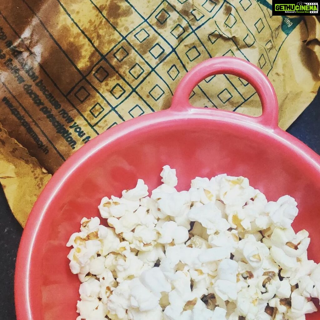 Kasthuri Shankar Instagram - OMG I made popcorn from scratch in a brown paper bag !!! It came out soooooo good !!! #HolidayFun #microwaveMischief #kitchenexperiments #homemadepopcorn🍿 #kasturicooks